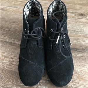 Toms black wedges